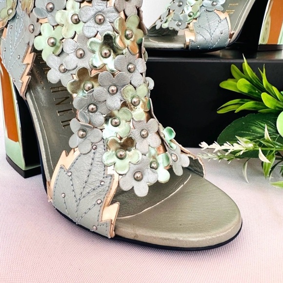 IVY KIRZHNER ~ IK Jardin pearlized floral iridescent holographic heel sandals - Picture 9 of 11